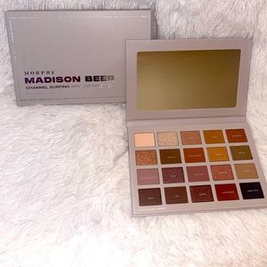 MADISON BEER CHANNEL SURFING ARTISTRY PALETTE